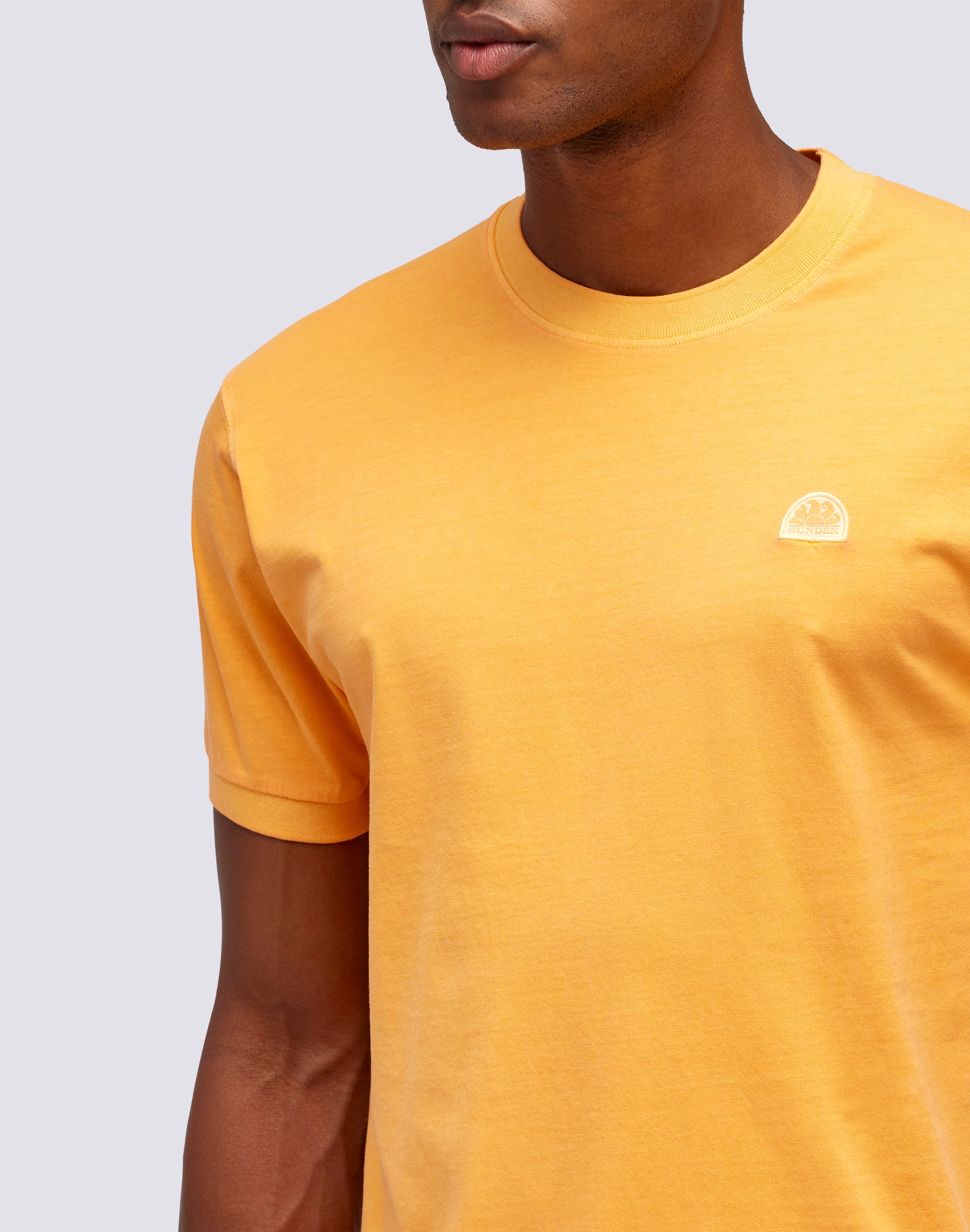 T-SHIRT NEW DEY GIROCOLLO TINTO CAPO CON LOGO - Image 3